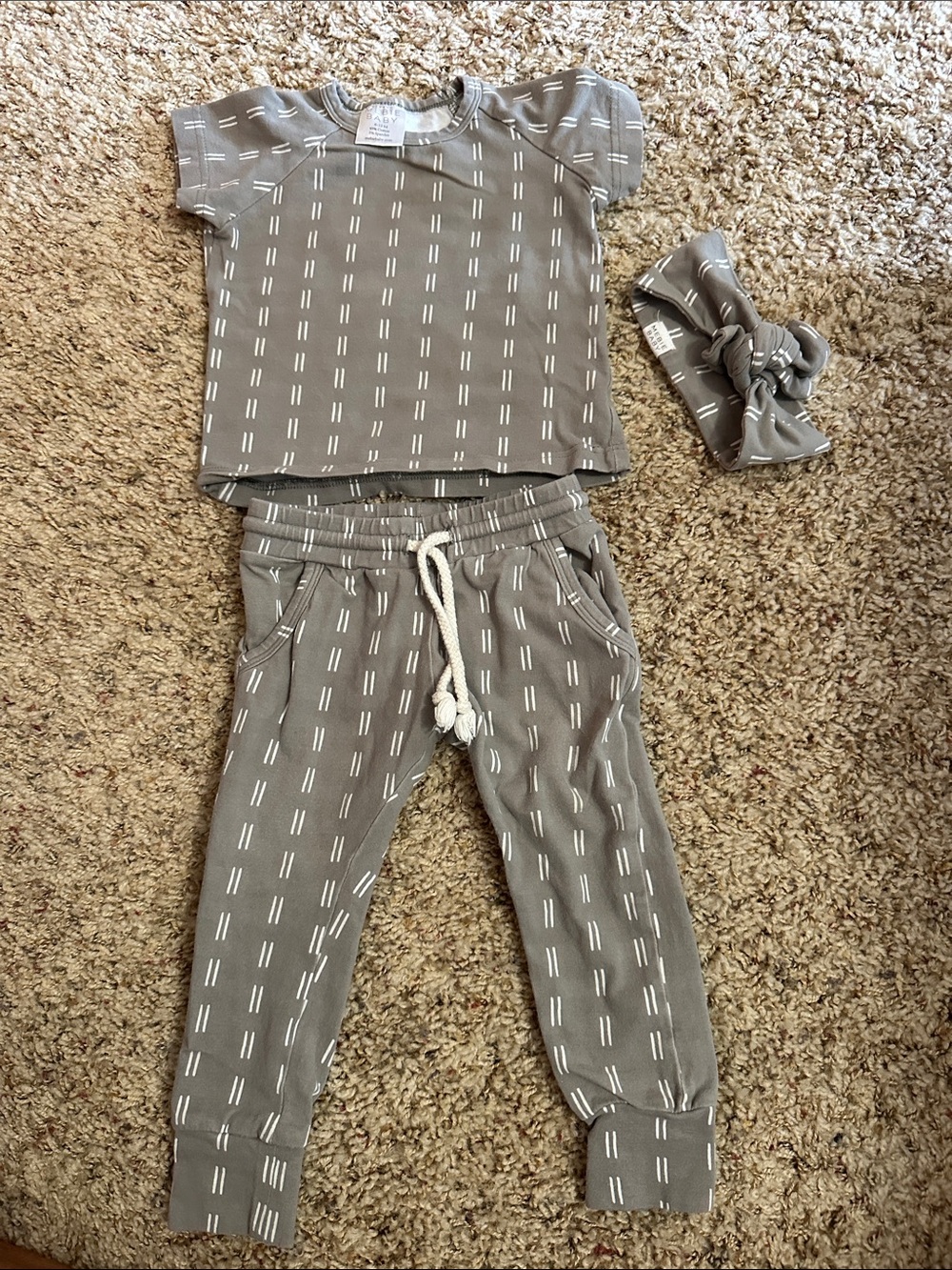 Mebie Baby Gray Dash-Print Pajama Set with Headband size 6-12 mos